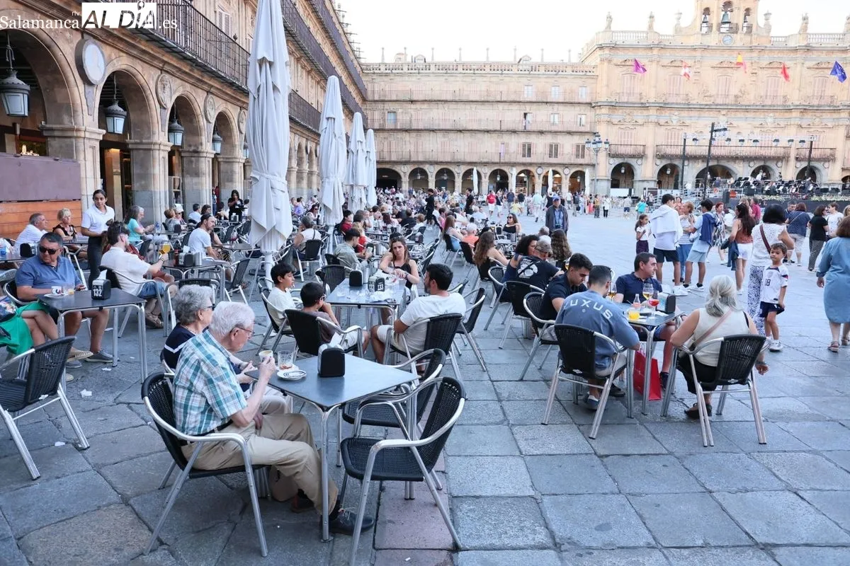 El centro de Salamanca se llena de turistas y charros en una jornada de pleno verano | FOTOS: David Sañudo 