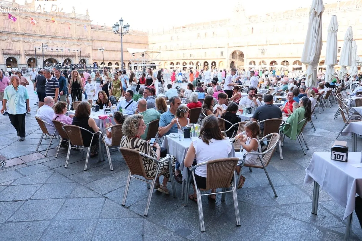 El centro de Salamanca se llena de turistas y charros en una jornada de pleno verano | FOTOS: David Sañudo 