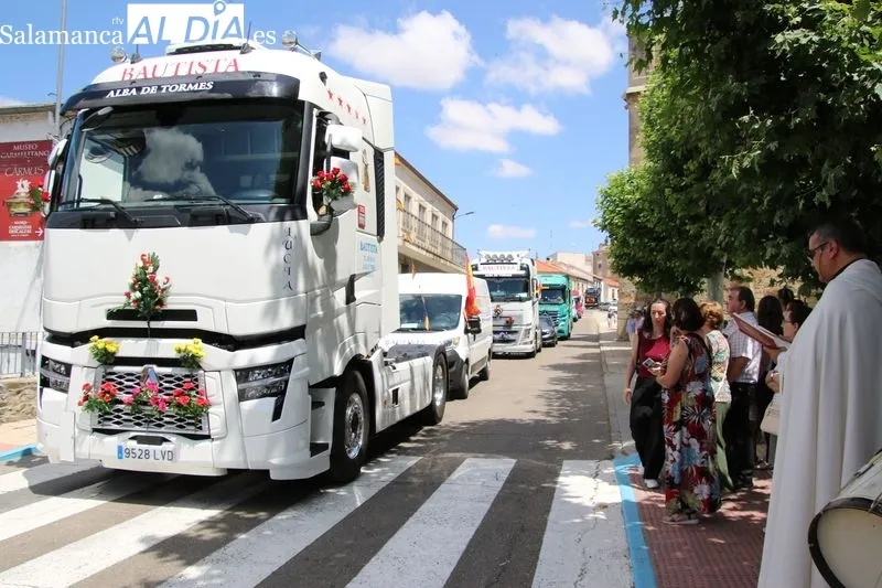 Foto 11 - El rugido de los motores y el eco del claxon honran a San Crist&oacute;bal en Alba de Tormes