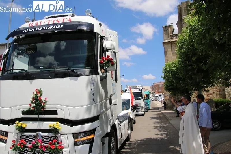 Foto 14 - El rugido de los motores y el eco del claxon honran a San Crist&oacute;bal en Alba de Tormes