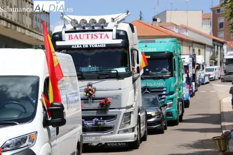 Foto 15 - El rugido de los motores y el eco del claxon honran a San Crist&oacute;bal en Alba de Tormes