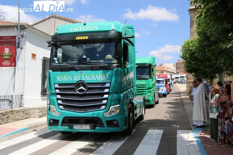 Foto 18 - El rugido de los motores y el eco del claxon honran a San Crist&oacute;bal en Alba de Tormes