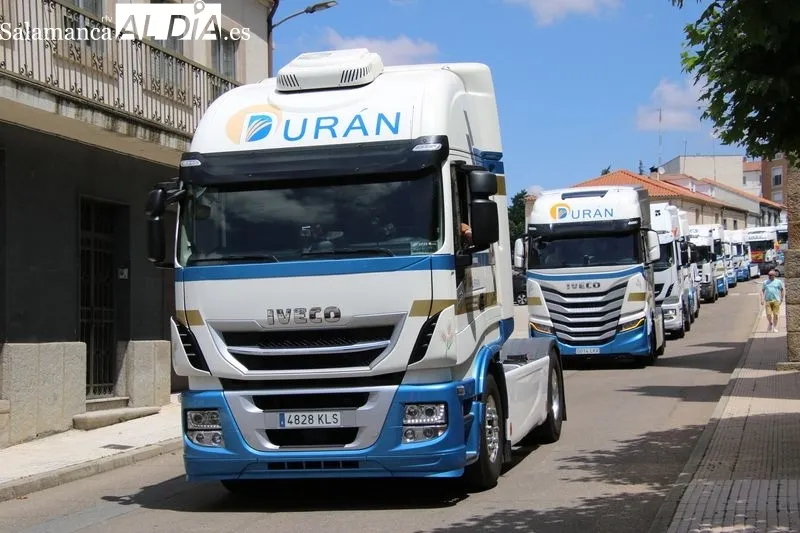 El rugido de los motores y el eco del claxon honran a San Cristóbal en Alba de Tormes | Imagen 2