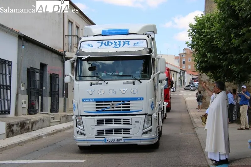 El rugido de los motores y el eco del claxon honran a San Cristóbal en Alba de Tormes | Imagen 3