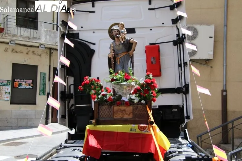 Foto 9 - El rugido de los motores y el eco del claxon honran a San Crist&oacute;bal en Alba de Tormes