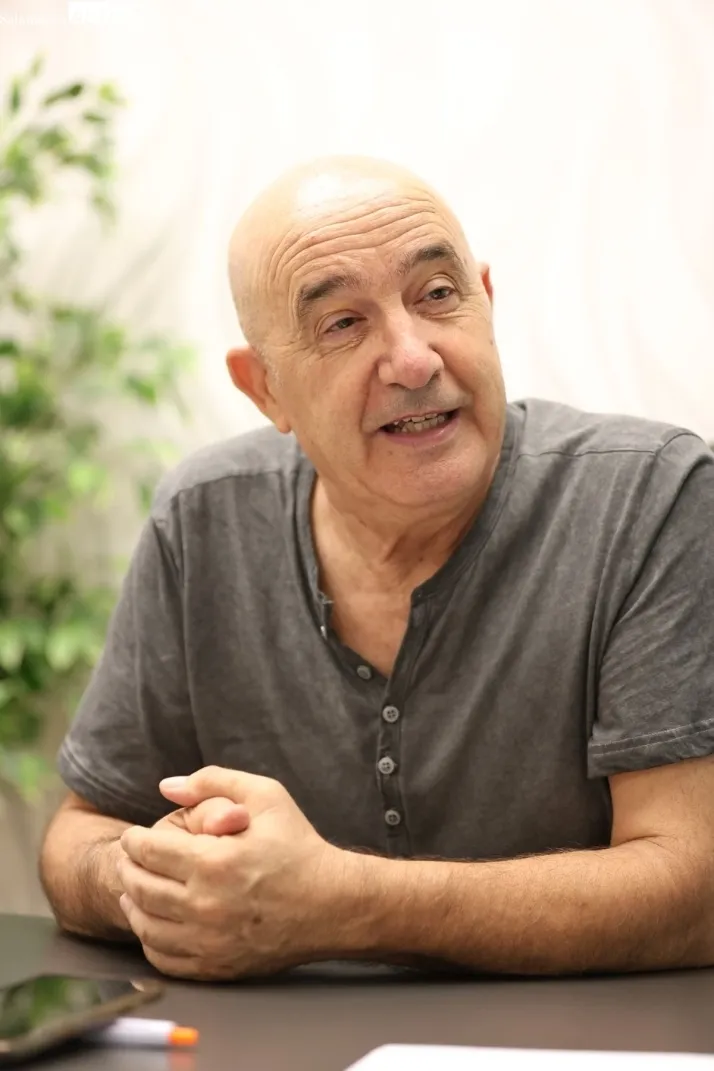 De trabajar 40 a&ntilde;os en una f&aacute;brica a ganar premios literarios internacionales: la historia de Benito Gonz&aacute;lez | Imagen 4