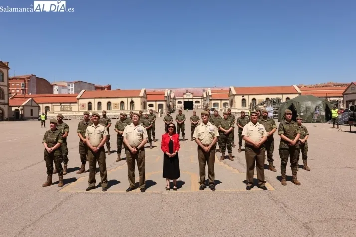 GALER&Iacute;A DE FOTOS | Margarita Robles condecora en Salamanca a los 'h&eacute;roes' del REI 11 por su labor en la DANA de Valencia: &quot;No pararon ni un momento&quot; | Imagen 1