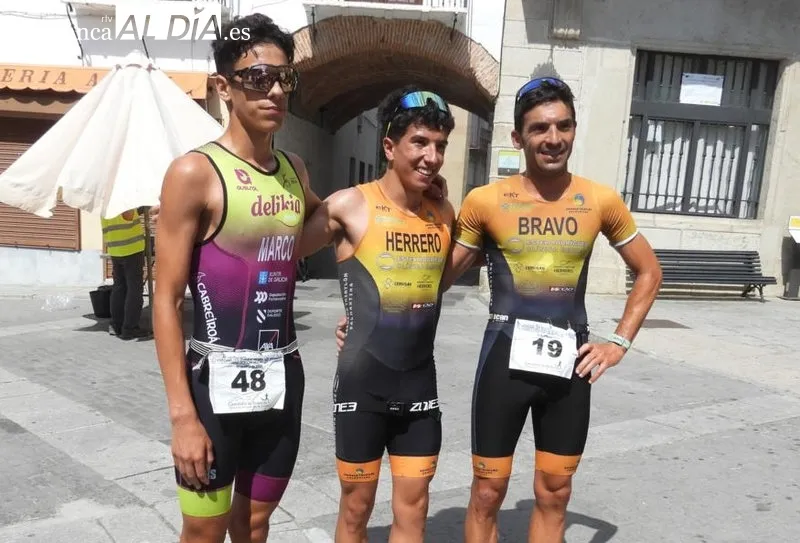 Foto 8 - La Escuela de Triatl&oacute;n Salmantina arrasa en el podio del Triatl&oacute;n de Alba de Tormes