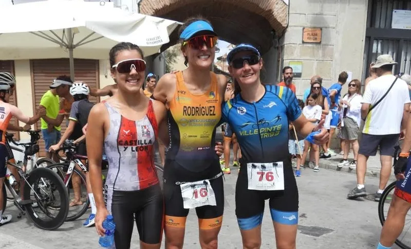 Foto 6 - La Escuela de Triatl&oacute;n Salmantina arrasa en el podio del Triatl&oacute;n de Alba de Tormes