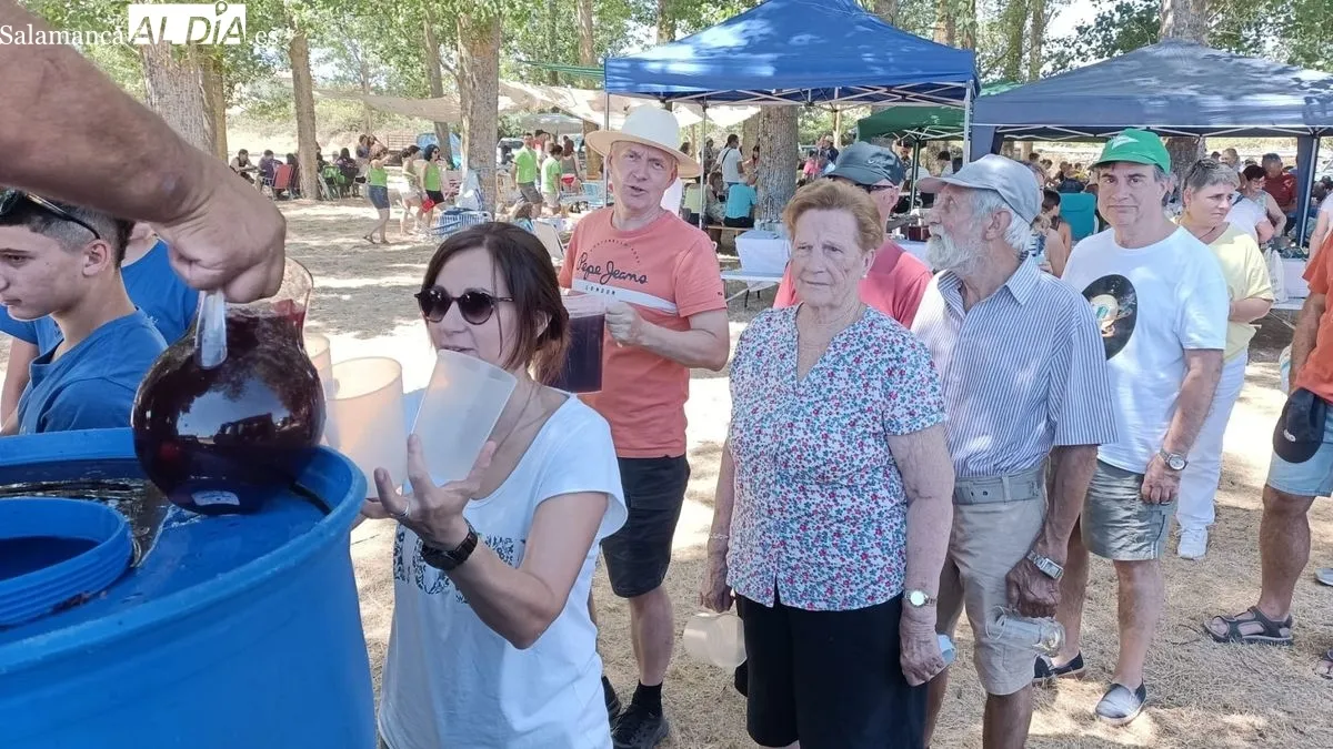 La participación en el desfile de disfraces fue muy numerosa