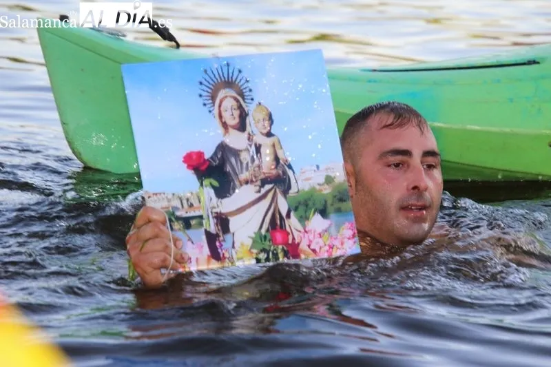 La procesión fluvial por el Tormes, culmen de la festividad de la Virgen del Carmen en Alba | Imagen 2
