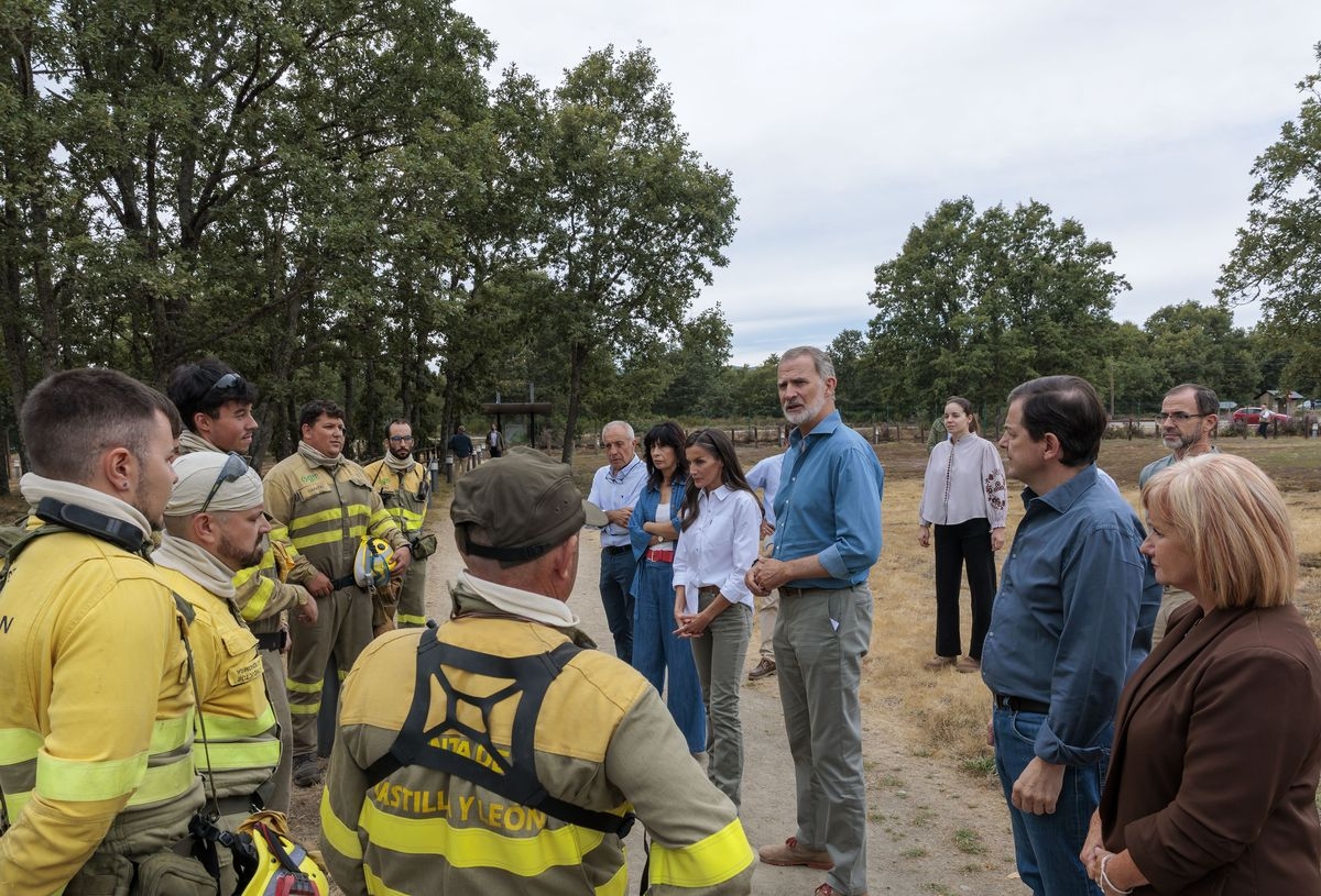 FOTOS | Mañueco acompaña a los Reyes en su visita a las zonas afectadas por los incendios
