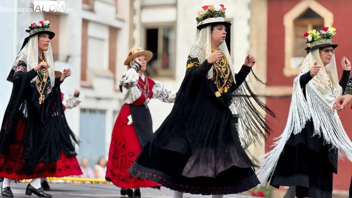 Foto 6 - Fusi&oacute;n del folclore portugu&eacute;s y charro en el XVIII Festival de Lumbrales 