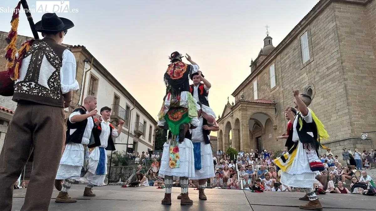 Foto 4 - Fusi&oacute;n del folclore portugu&eacute;s y charro en el XVIII Festival de Lumbrales 
