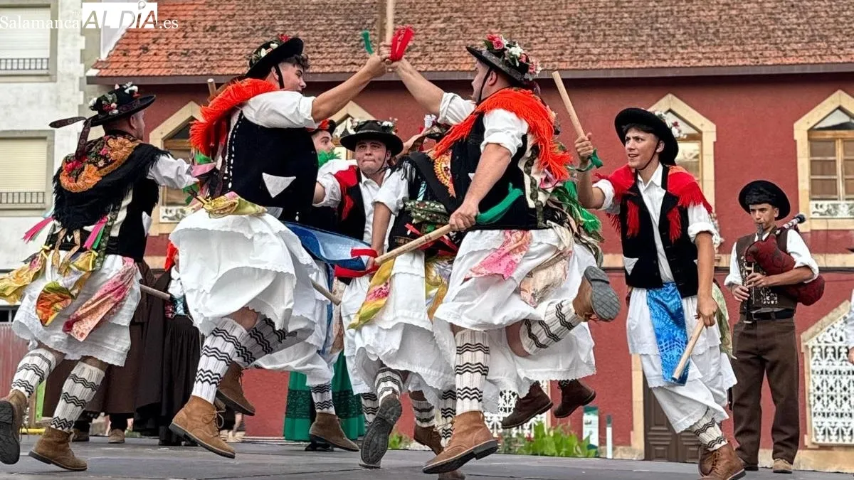 Foto 3 - Fusi&oacute;n del folclore portugu&eacute;s y charro en el XVIII Festival de Lumbrales 