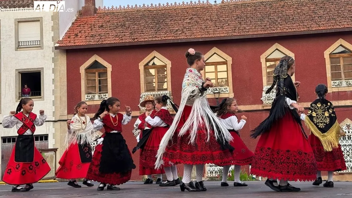 Foto 11 - Fusi&oacute;n del folclore portugu&eacute;s y charro en el XVIII Festival de Lumbrales 