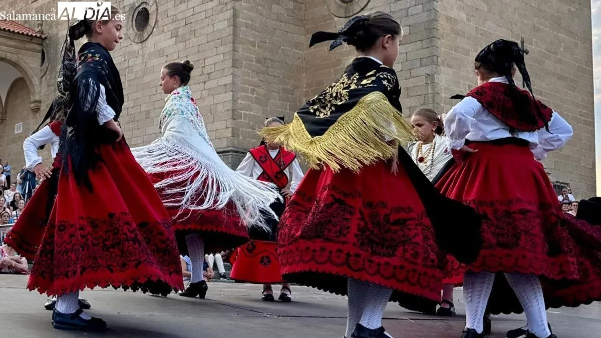 Foto 10 - Fusi&oacute;n del folclore portugu&eacute;s y charro en el XVIII Festival de Lumbrales 