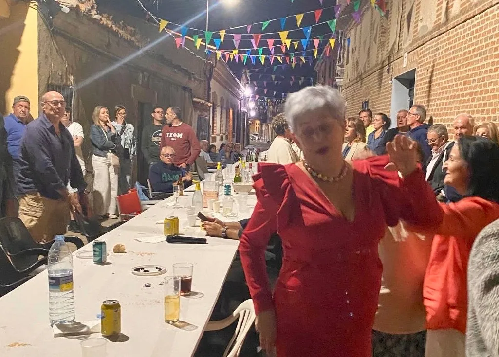 Foto 5 - La calle Mill&aacute;n y Caro de Macotera empieza a despedir el verano con una gran fiesta junto a m&aacute;s de cien personas