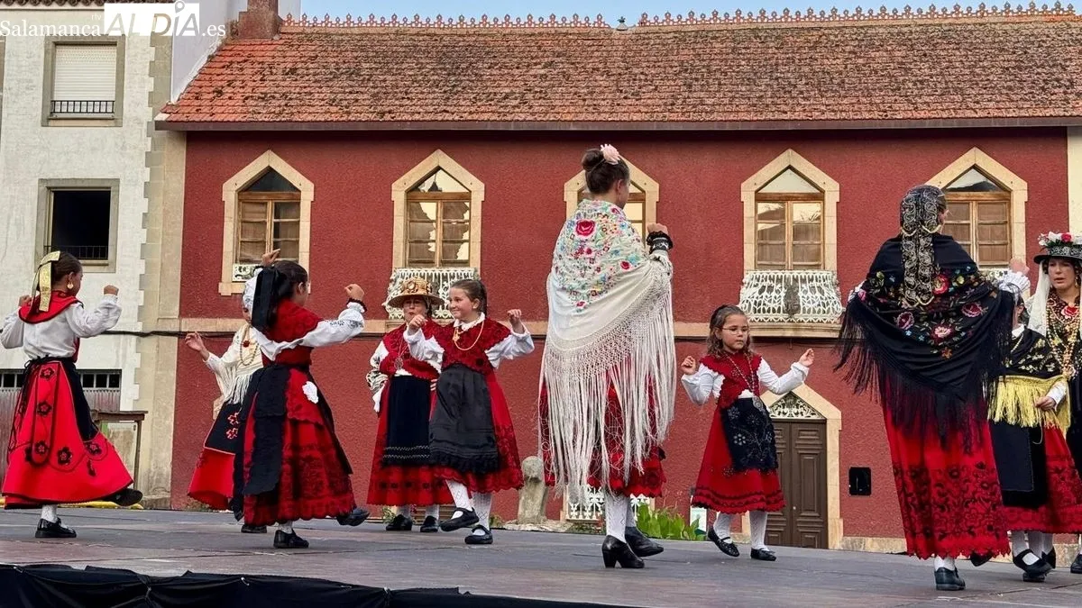 Foto 9 - Fusi&oacute;n del folclore portugu&eacute;s y charro en el XVIII Festival de Lumbrales 