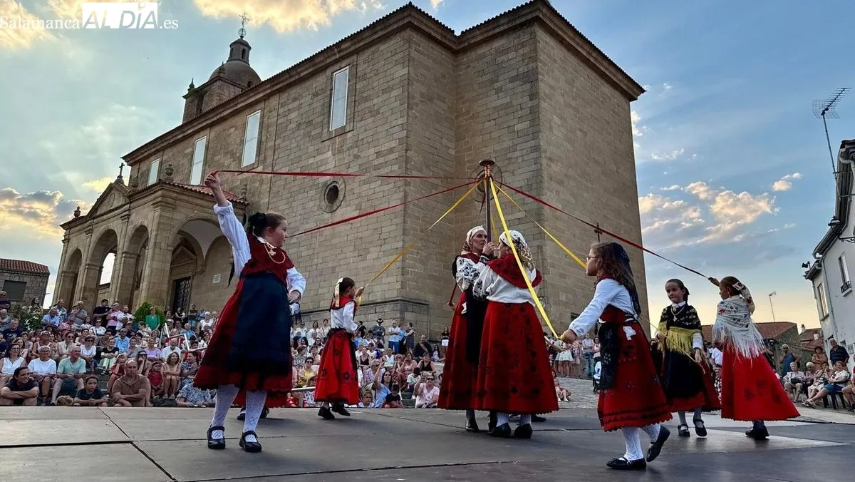 Foto 8 - Fusi&oacute;n del folclore portugu&eacute;s y charro en el XVIII Festival de Lumbrales 