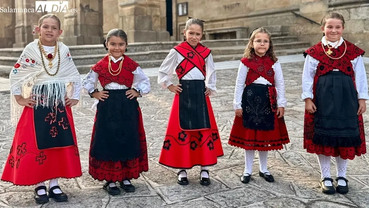 Foto 7 - Fusi&oacute;n del folclore portugu&eacute;s y charro en el XVIII Festival de Lumbrales 