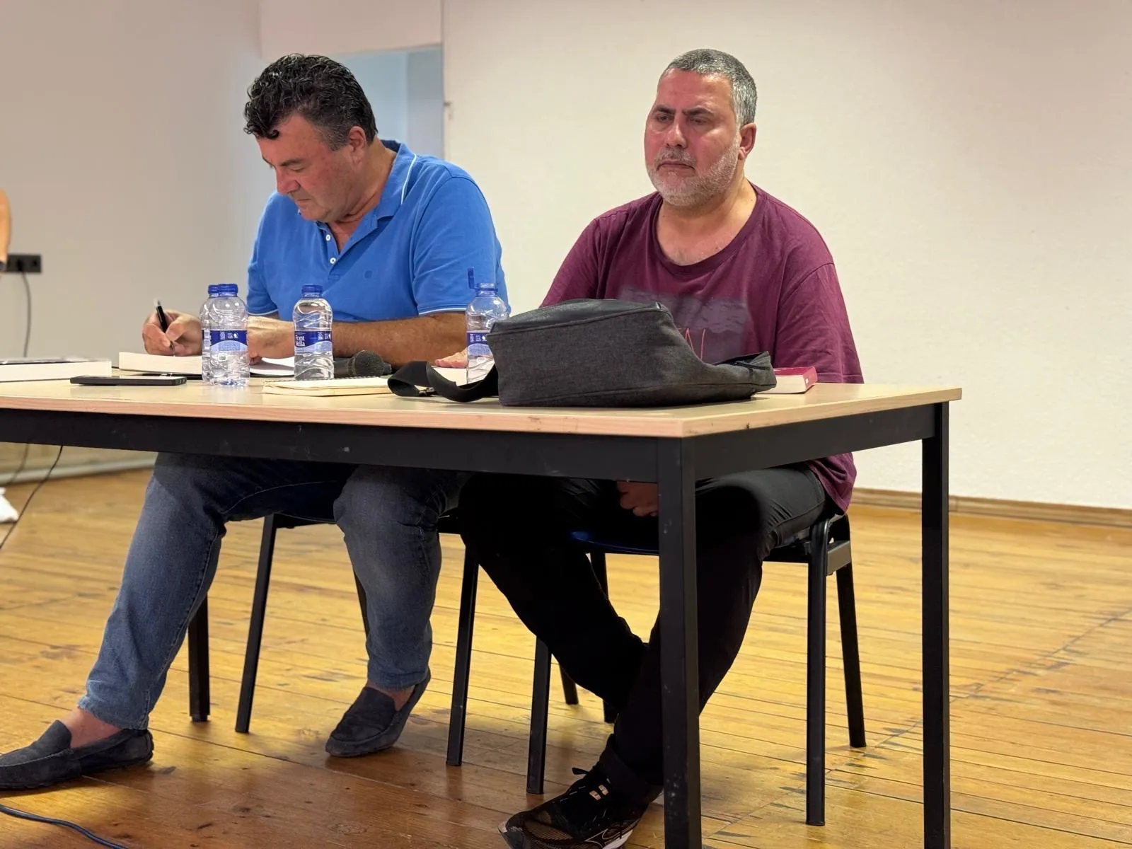 Foto 4 - Paco Ca&ntilde;amero ofrece una lecci&oacute;n de tauromaquia en la presentaci&oacute;n en Cantalpino de su libro 'Juan Jos&eacute;, torero'