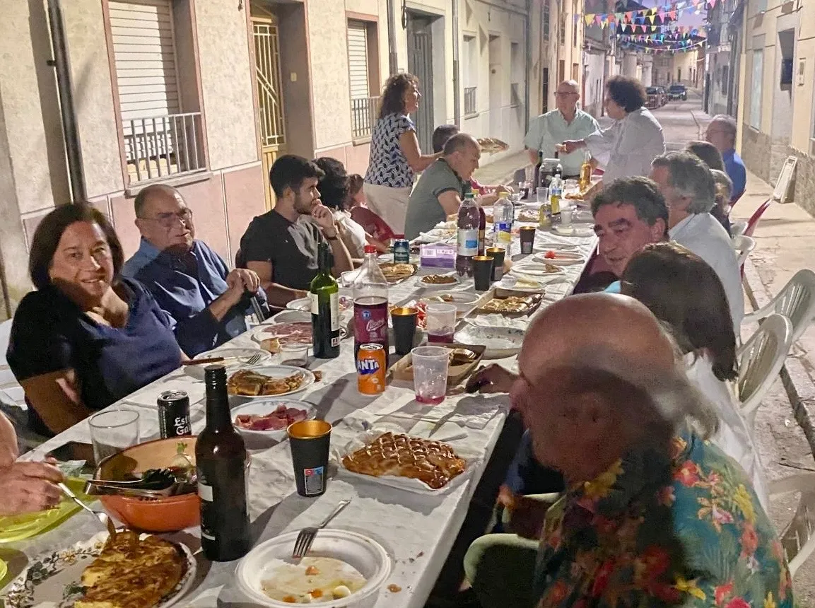Foto 2 - La calle Mill&aacute;n y Caro de Macotera empieza a despedir el verano con una gran fiesta junto a m&aacute;s de cien personas