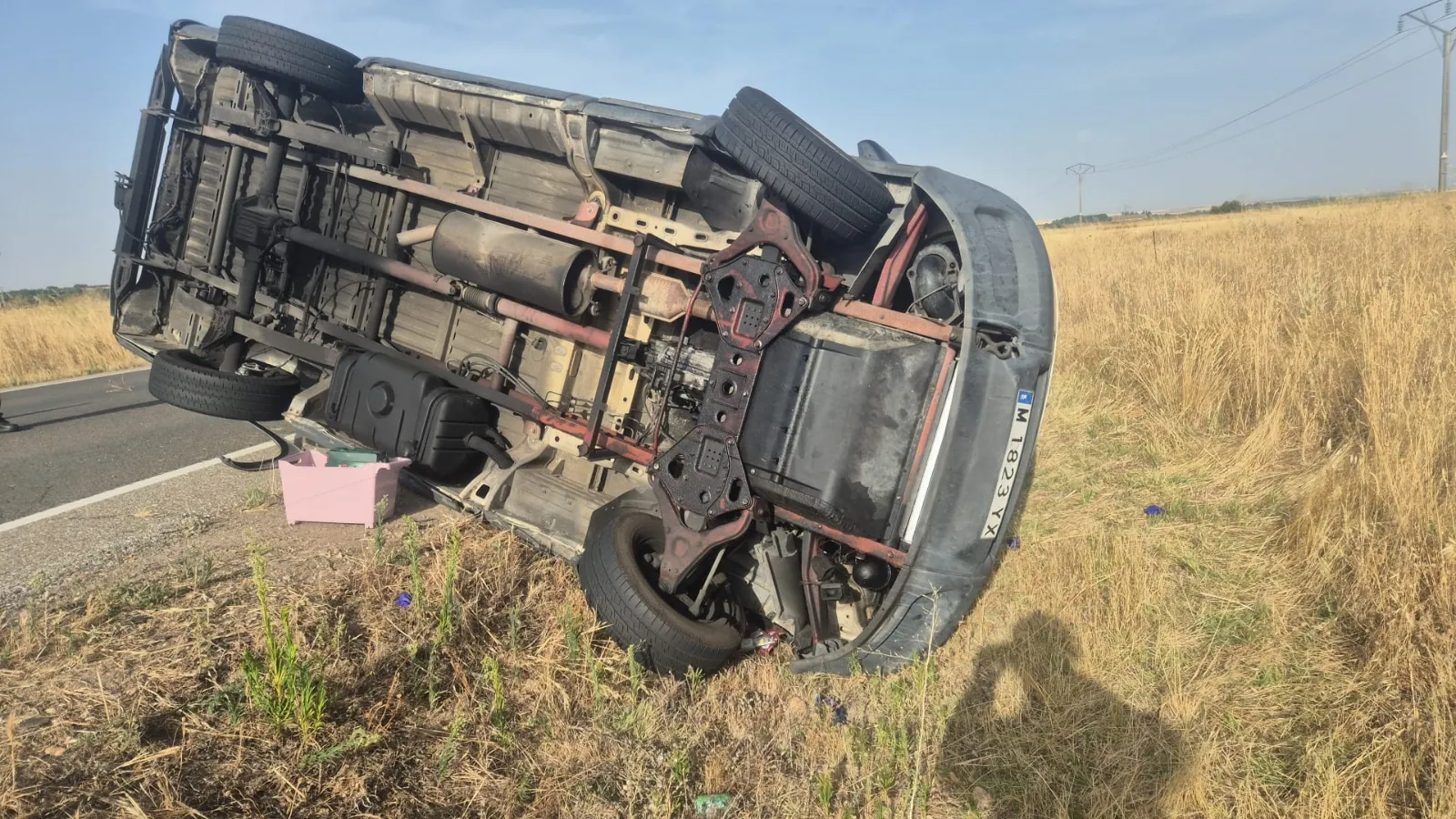 Foto 2 - Dos heridos tras el aparatoso vuelco de una furgoneta en Nava de Sotrobal