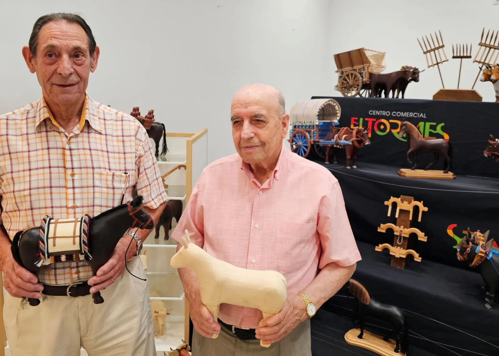 La memoria del campo salmantino cobra vida en El Tormes con carros de labranza en miniatura