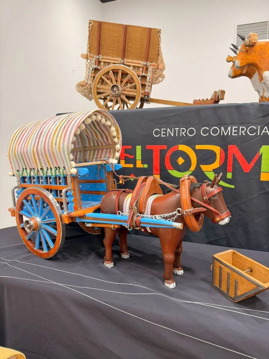 La memoria del campo salmantino cobra vida en El Tormes con carros de labranza en miniatura