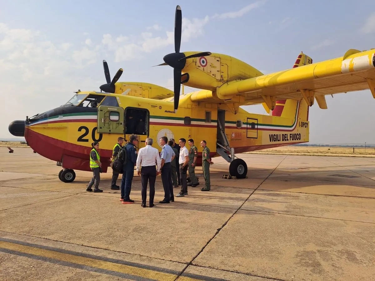 Foto 3 - Aterrizan en Matac&aacute;n dos hidroaviones italianos para la lucha contra los incendios