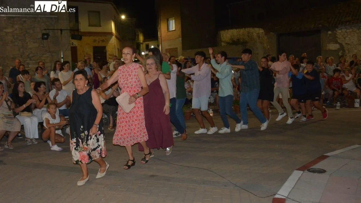 Niños, niñas, jóvenes y adultos desfilaron con ilusión en la desfile solidario de A lo Campero