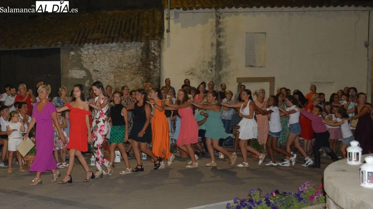 Niños, niñas, jóvenes y adultos desfilaron con ilusión en la desfile solidario de A lo Campero