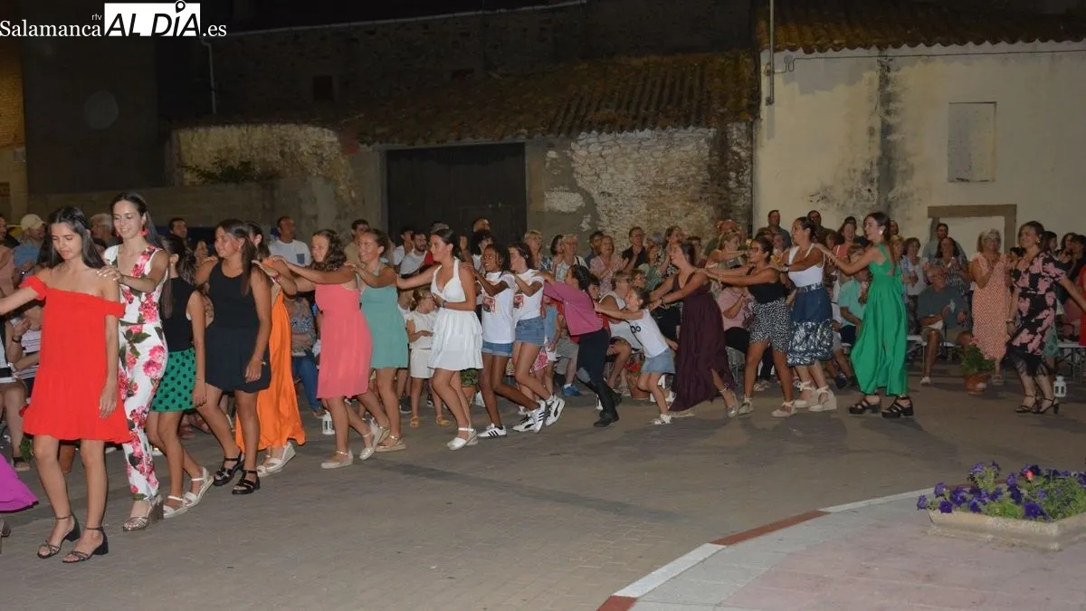 Niños, niñas, jóvenes y adultos desfilaron con ilusión en la desfile solidario de A lo Campero