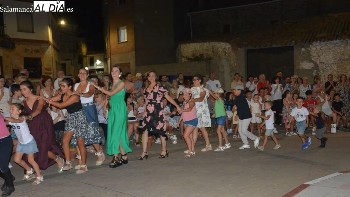 Niños, niñas, jóvenes y adultos desfilaron con ilusión en la desfile solidario de A lo Campero