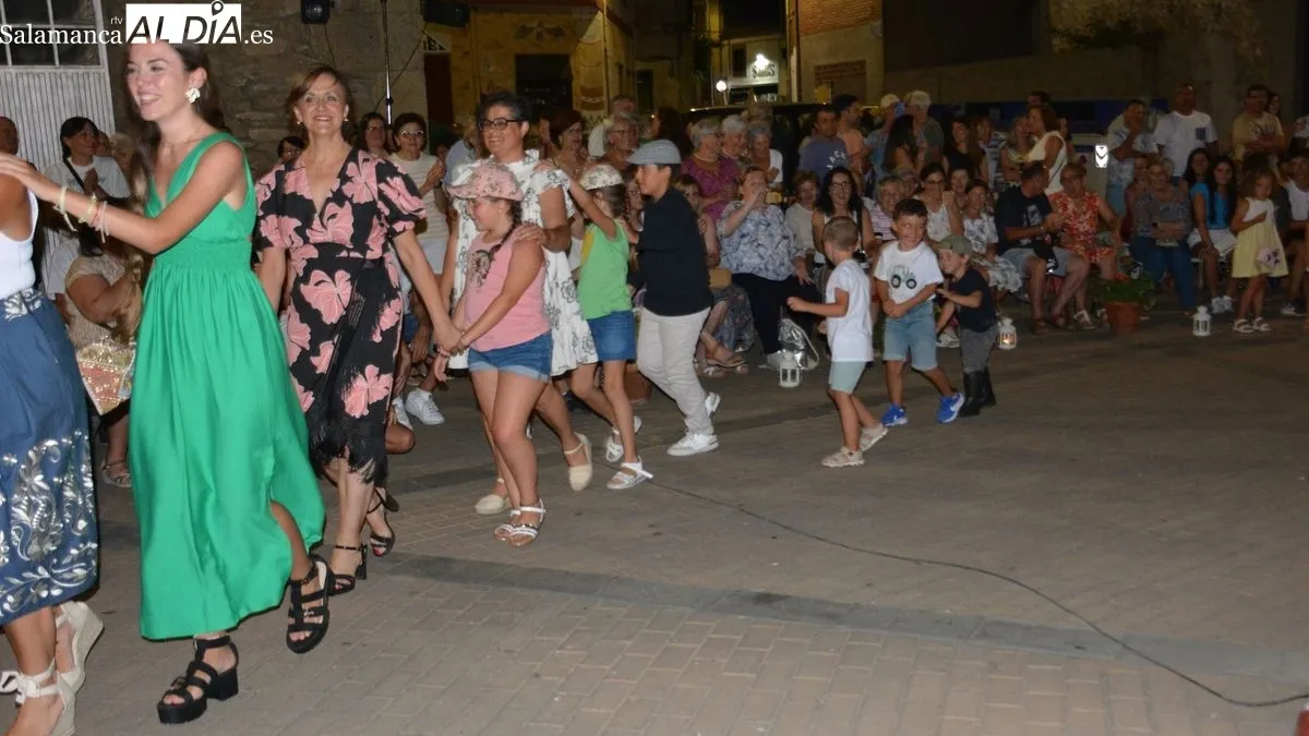 Niños, niñas, jóvenes y adultos desfilaron con ilusión en la desfile solidario de A lo Campero
