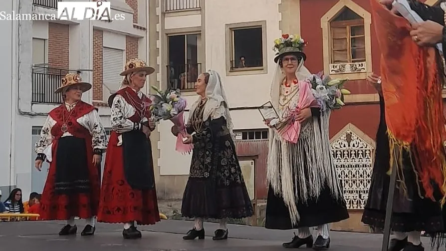 Foto 2 - Fusi&oacute;n del folclore portugu&eacute;s y charro en el XVIII Festival de Lumbrales 