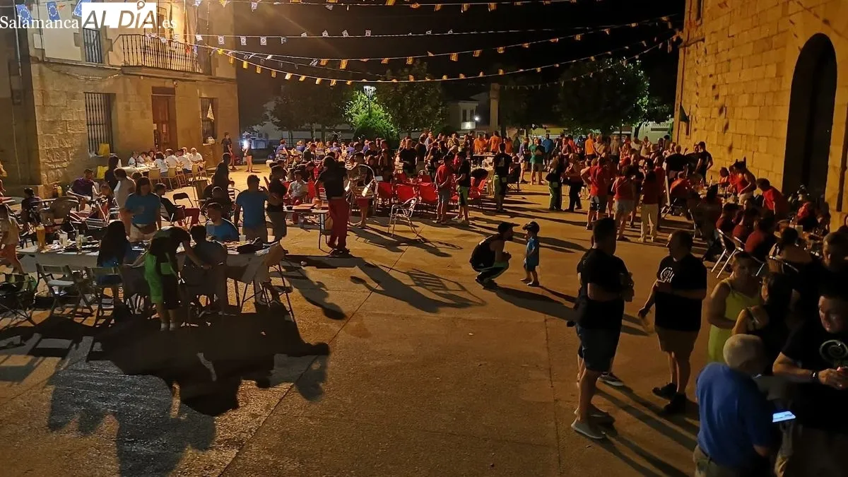 Foto 2 - La Fregeneda inicia las Fiestas de Verano con el preg&oacute;n y la cena de Pe&ntilde;as