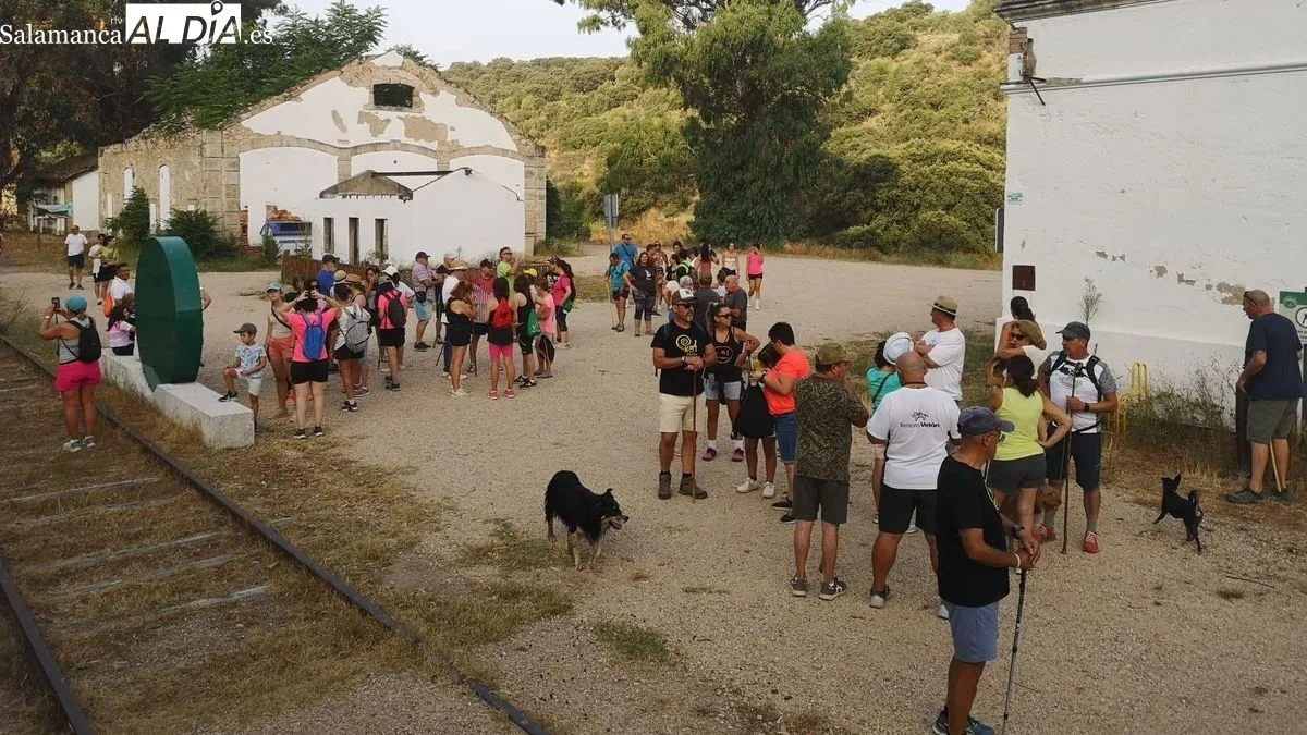 Foto 2 - La caminata a la estaci&oacute;n de Valdenoguera abre una intensa jornada de actividades en La Fregeneda