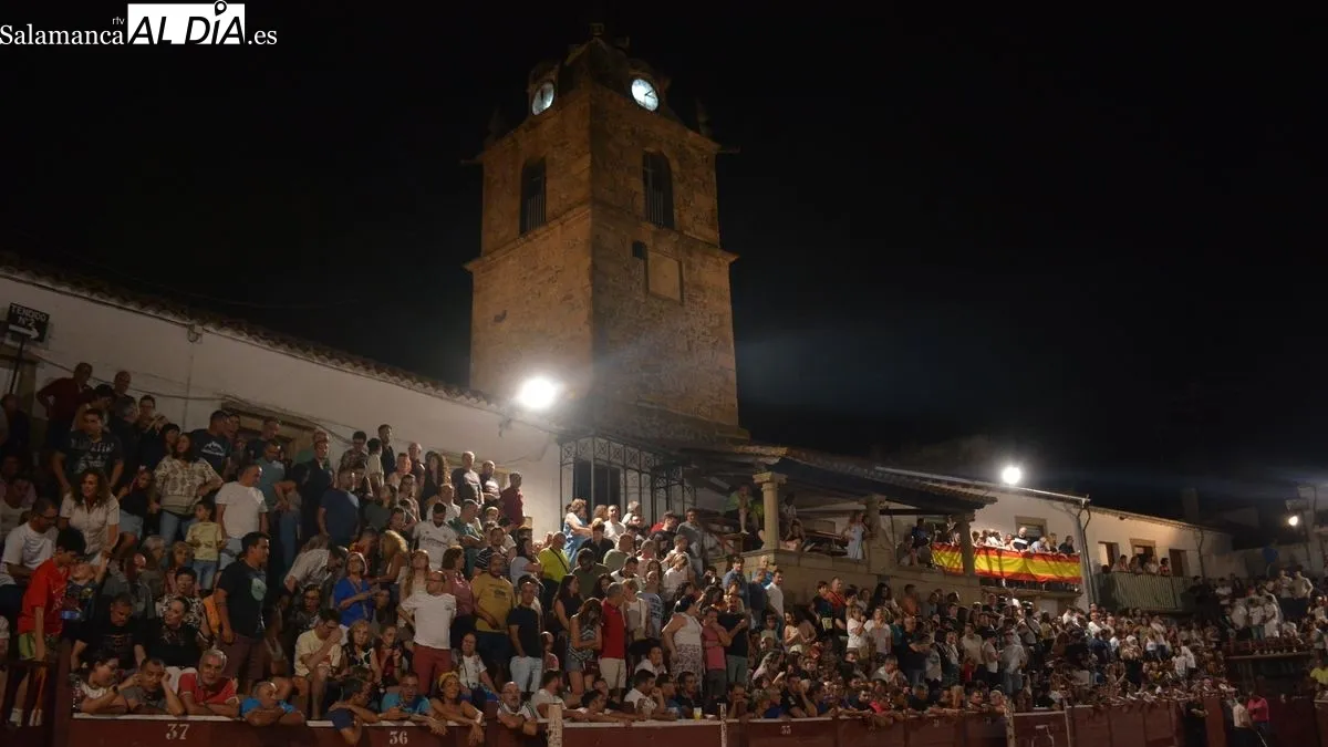 Foto 3 - El Concurso de Recortes llena la plaza de Lumbrales de p&uacute;blico y de expectaci&oacute;n