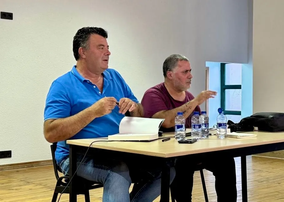 Foto 3 - Paco Ca&ntilde;amero ofrece una lecci&oacute;n de tauromaquia en la presentaci&oacute;n en Cantalpino de su libro 'Juan Jos&eacute;, torero'
