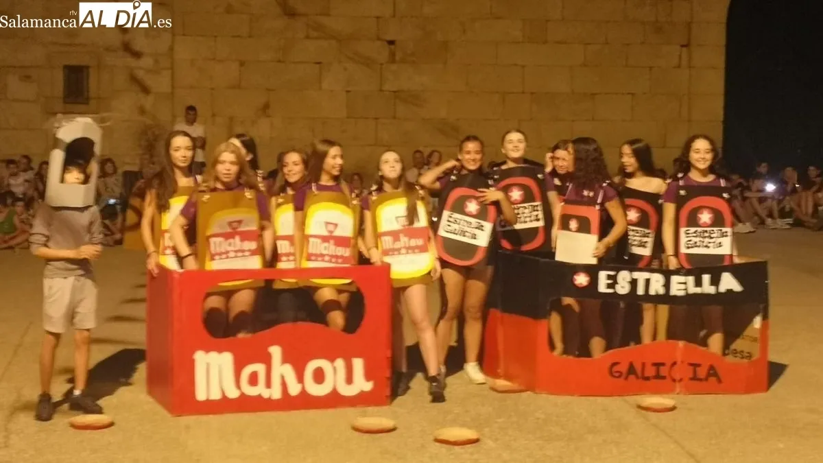 Cerca de un centenar de personas participaron en la marcha a la estación del tren