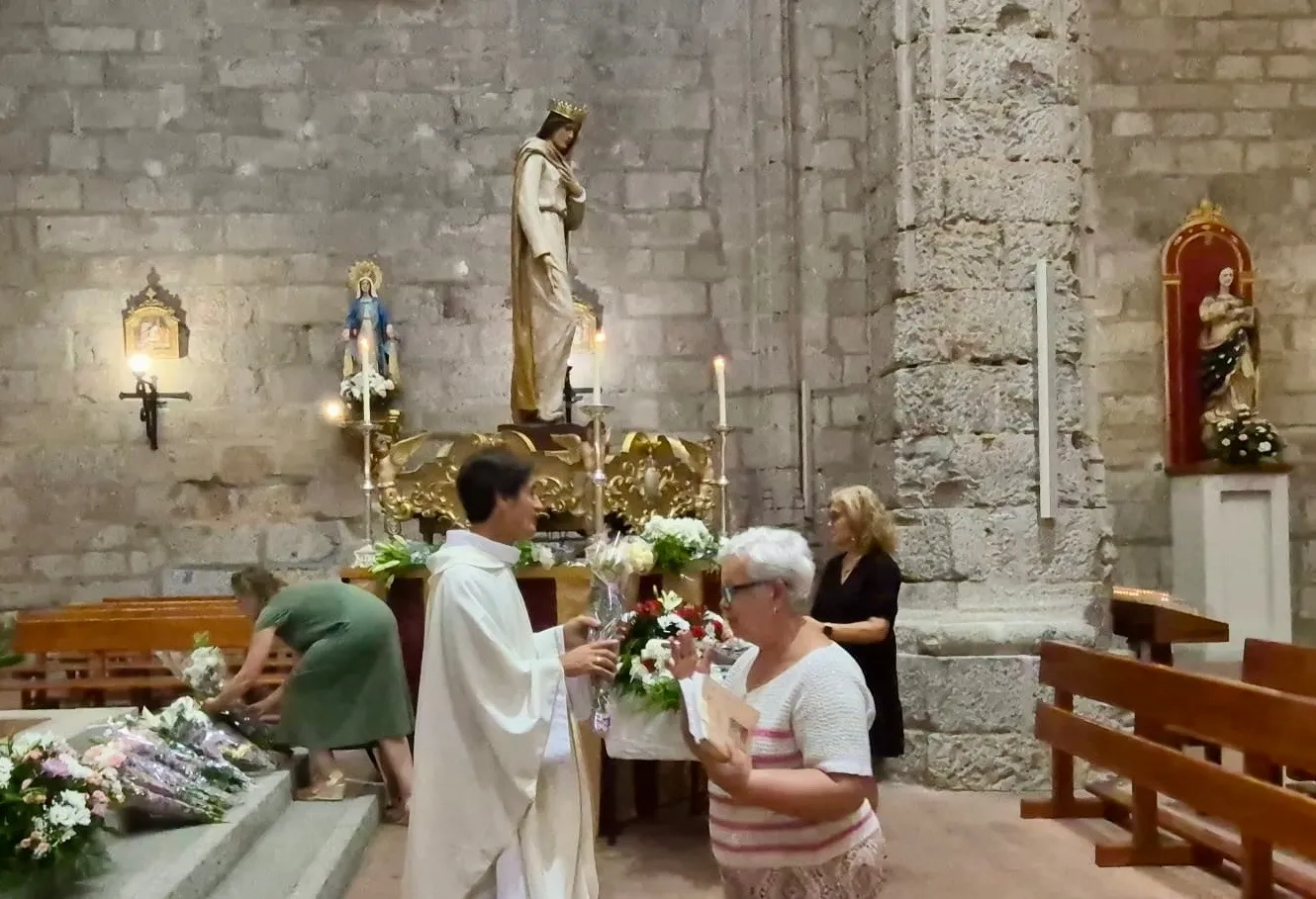 Foto 3 - Flores en honor a Santa Mar&iacute;a Reina, patrona de Pe&ntilde;aranda, en la previa a su d&iacute;a grande