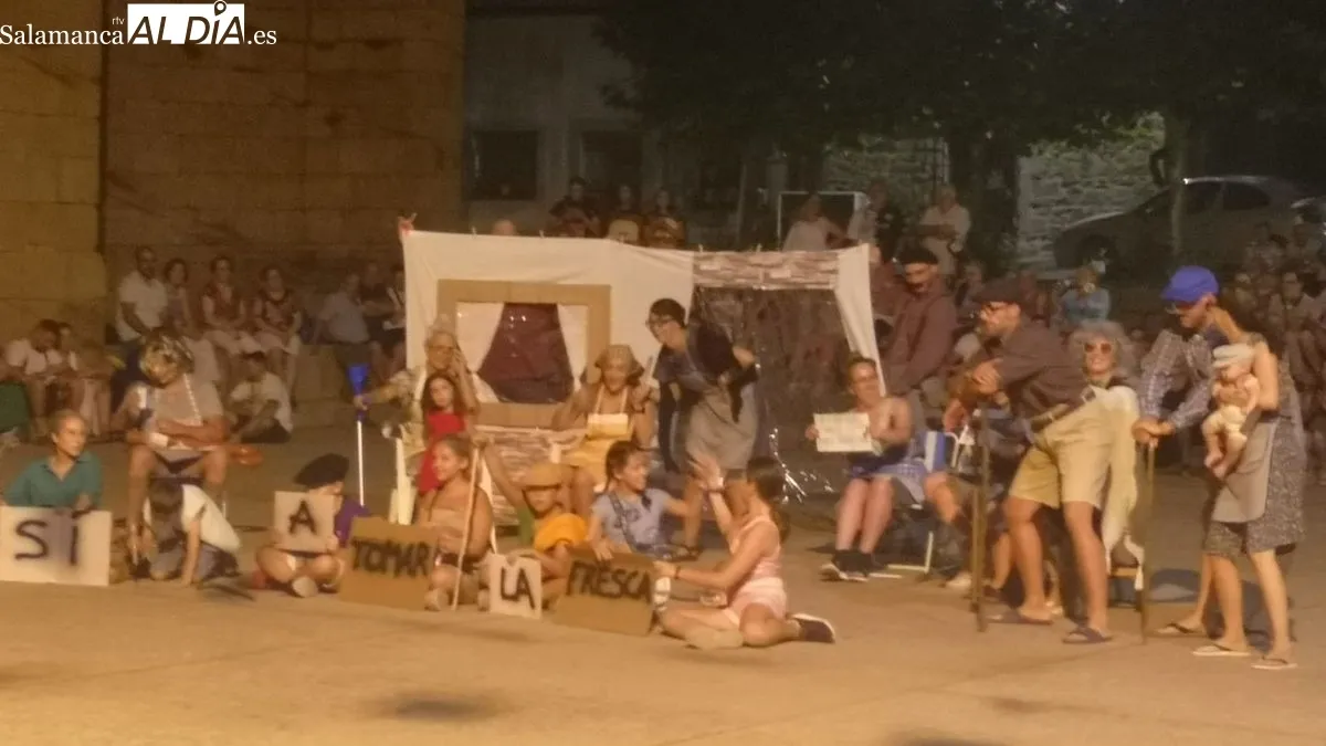 Cerca de un centenar de personas participaron en la marcha a la estación del tren