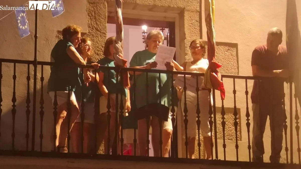 Foto 3 - La Fregeneda inicia las Fiestas de Verano con el preg&oacute;n y la cena de Pe&ntilde;as