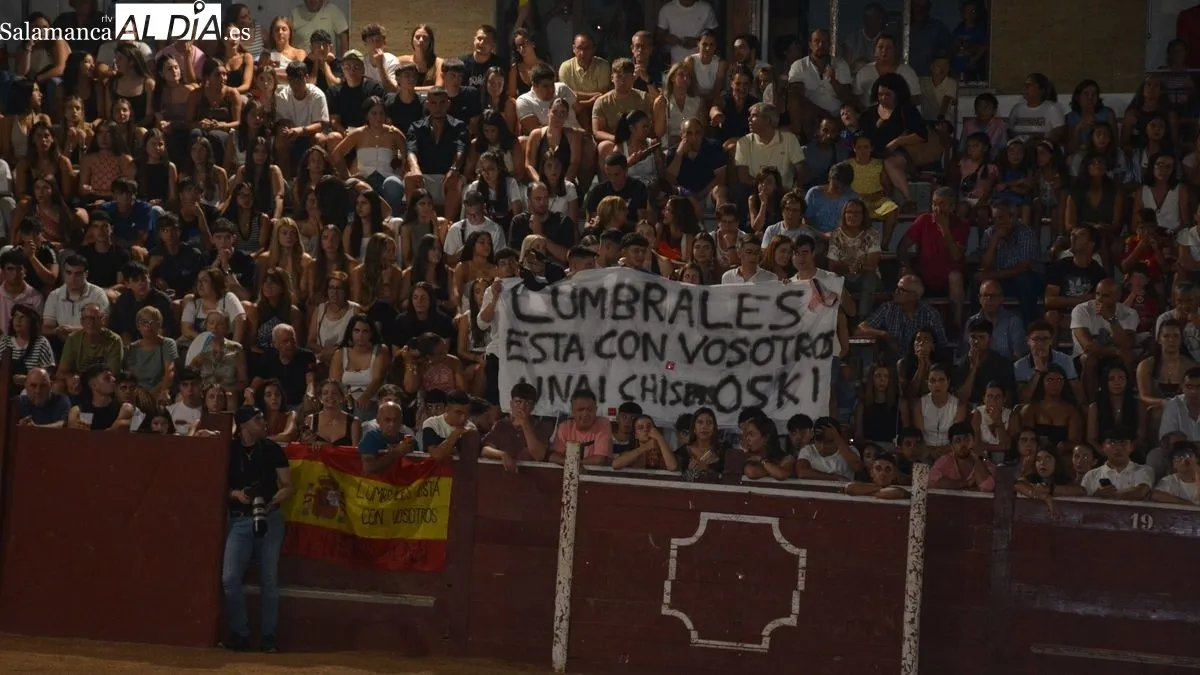 Foto 4 - El Concurso de Recortes llena la plaza de Lumbrales de p&uacute;blico y de expectaci&oacute;n