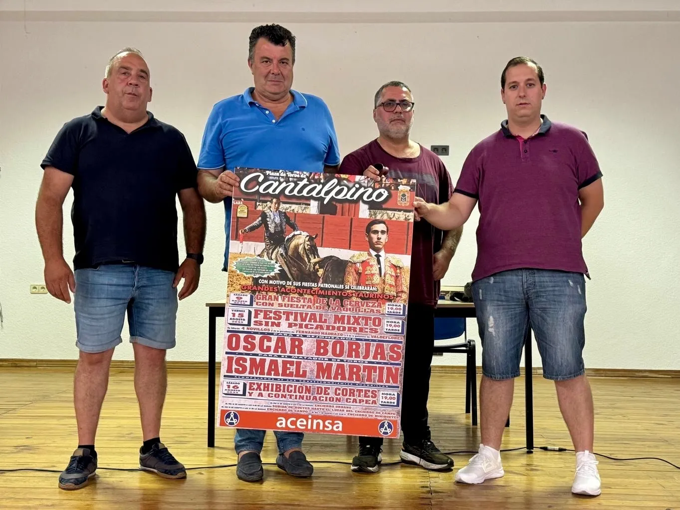 Foto 5 - Paco Ca&ntilde;amero ofrece una lecci&oacute;n de tauromaquia en la presentaci&oacute;n en Cantalpino de su libro 'Juan Jos&eacute;, torero'