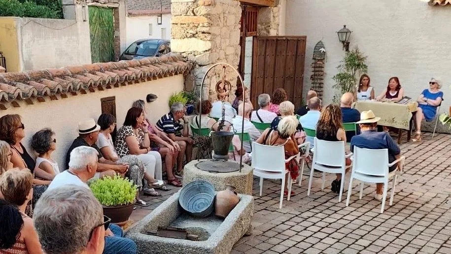 Foto 2 - Alaraz acoge la presentaci&oacute;n de &lsquo;Un regalo bajo el Burka&rsquo; el &uacute;ltimo libro de Natividad Cabezas