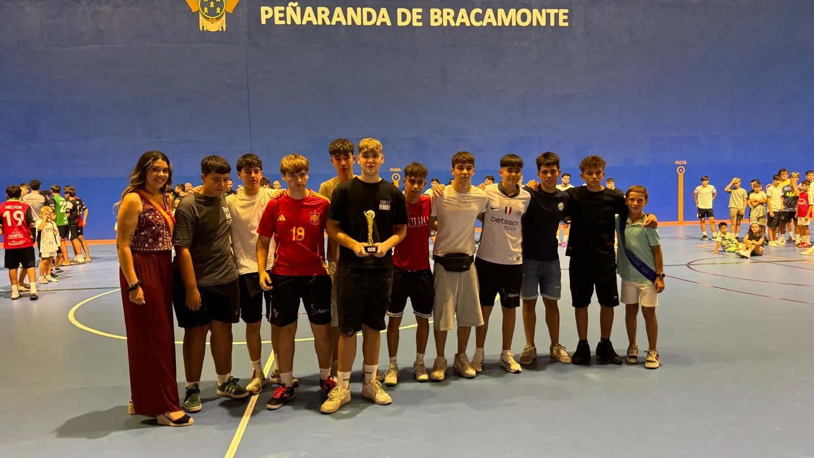 Foto 10 - Espect&aacute;culo total y gradas llenas en  las finales del Torneo 32 Horas de F&uacute;tbol Sala