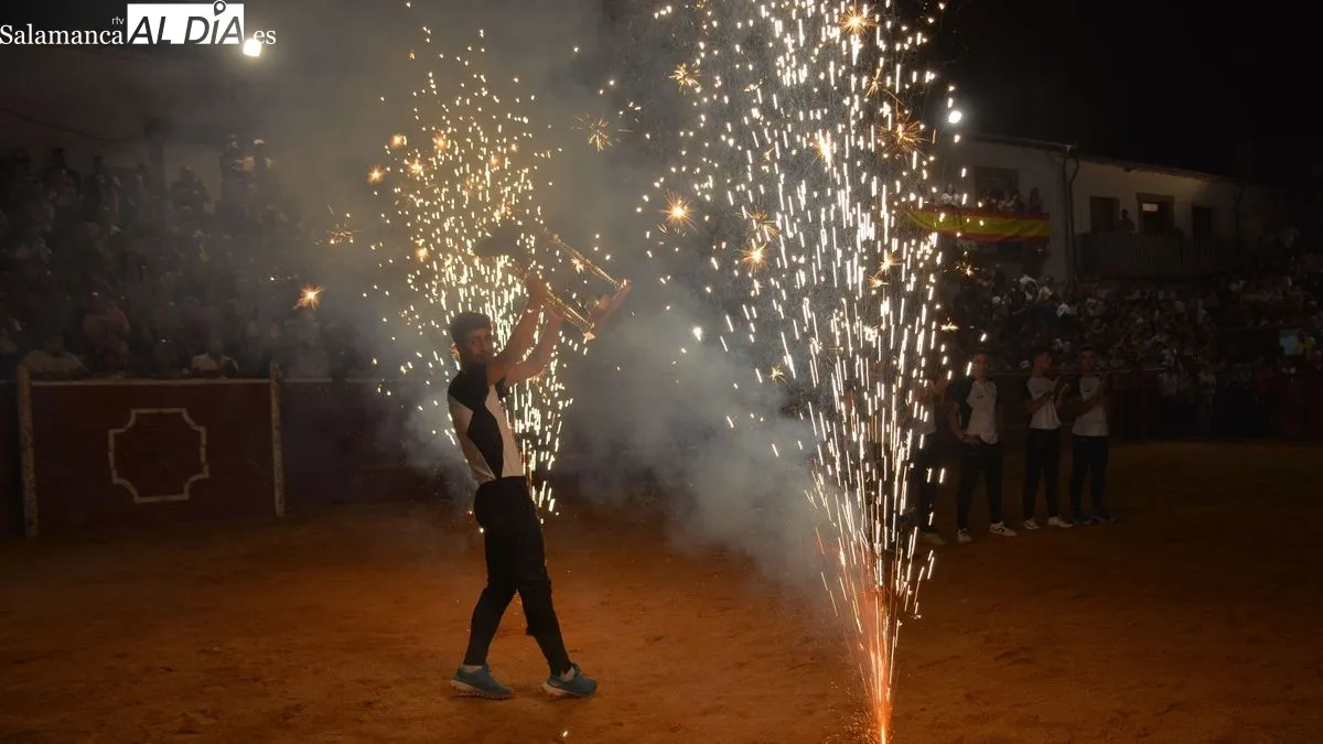 Foto 5 - El Concurso de Recortes llena la plaza de Lumbrales de p&uacute;blico y de expectaci&oacute;n